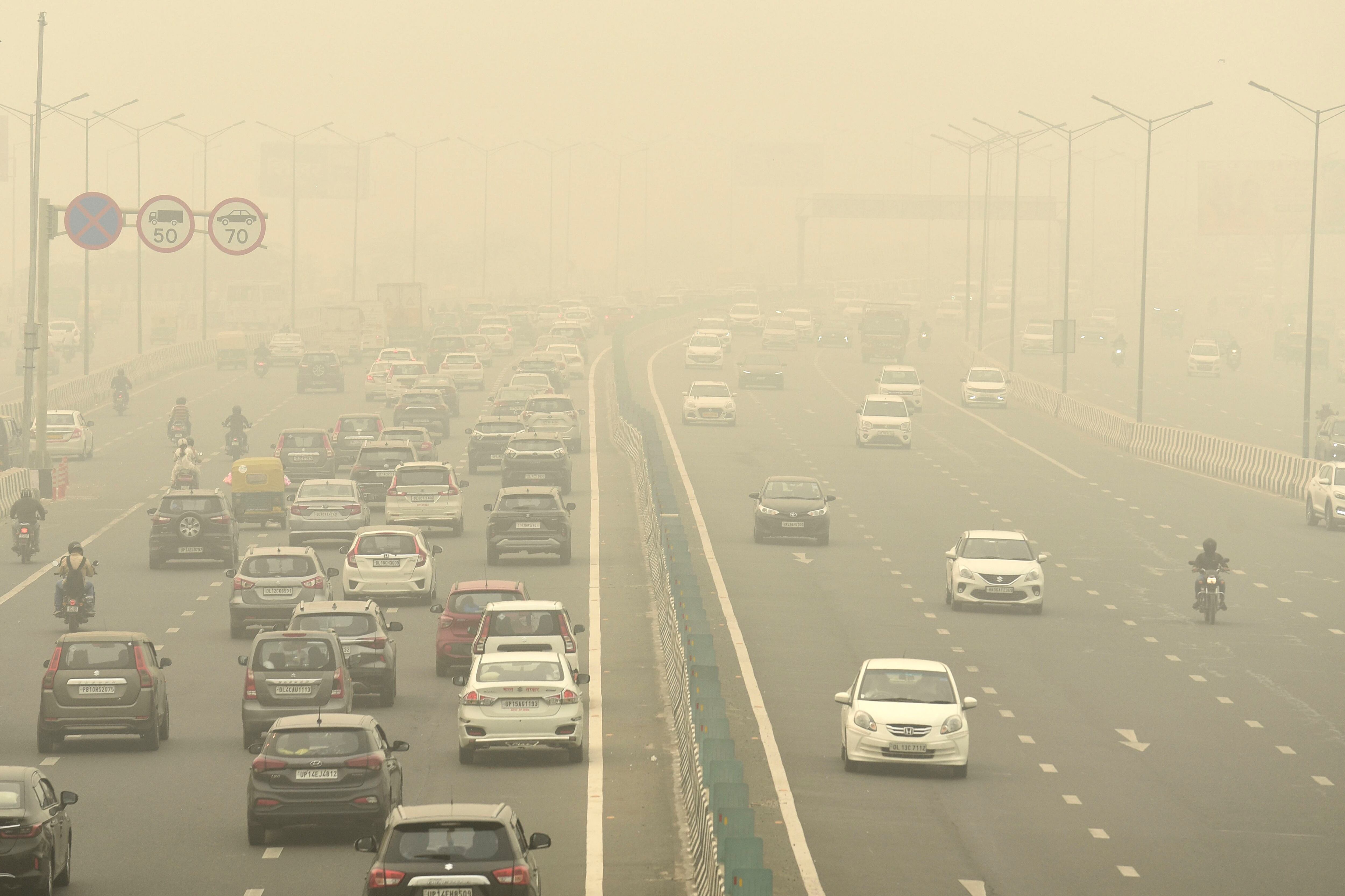 Autos y motocicletas circulan por una carretera envuelta en smog en Nueva Delhi, India, el 3 de noviembre de 2023. (AP Foto)