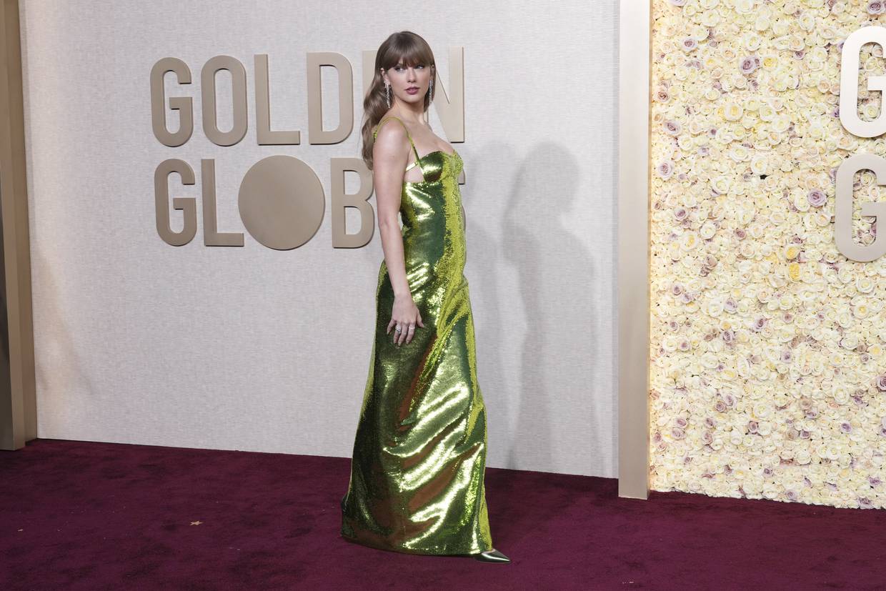 Taylor Swift llega a la 81a entrega de los Globos de Oro el domingo 7 de enero de 2024, en el Hotel Beverly Hilton en Beverly Hills, California. (Foto Jordan Strauss/Invision/AP)