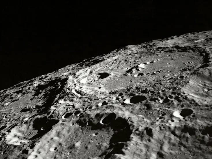 La NASA localiza un objeto que gira alrededor de la luna