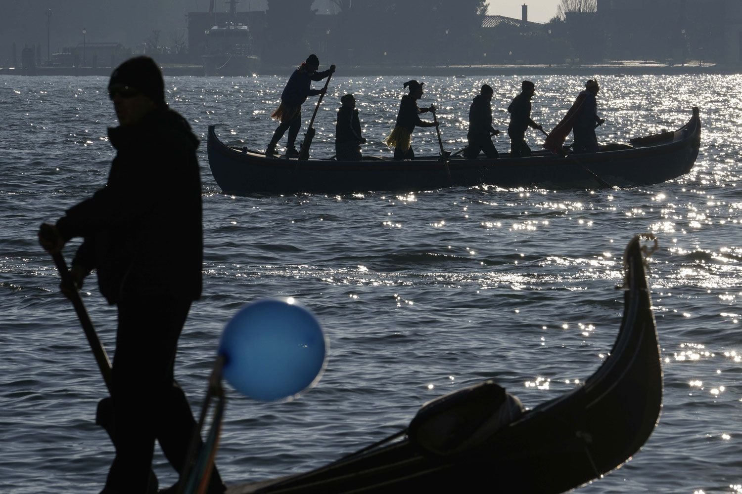 Embarcaciones participan en el tradicional desfile en góndola del Carnaval de Venecia, Italia.