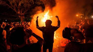 Con fuegos, los manifestantes desafían el toque de queda en Washington