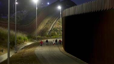 Cruzan más migrantes ilegalmente por San Diego