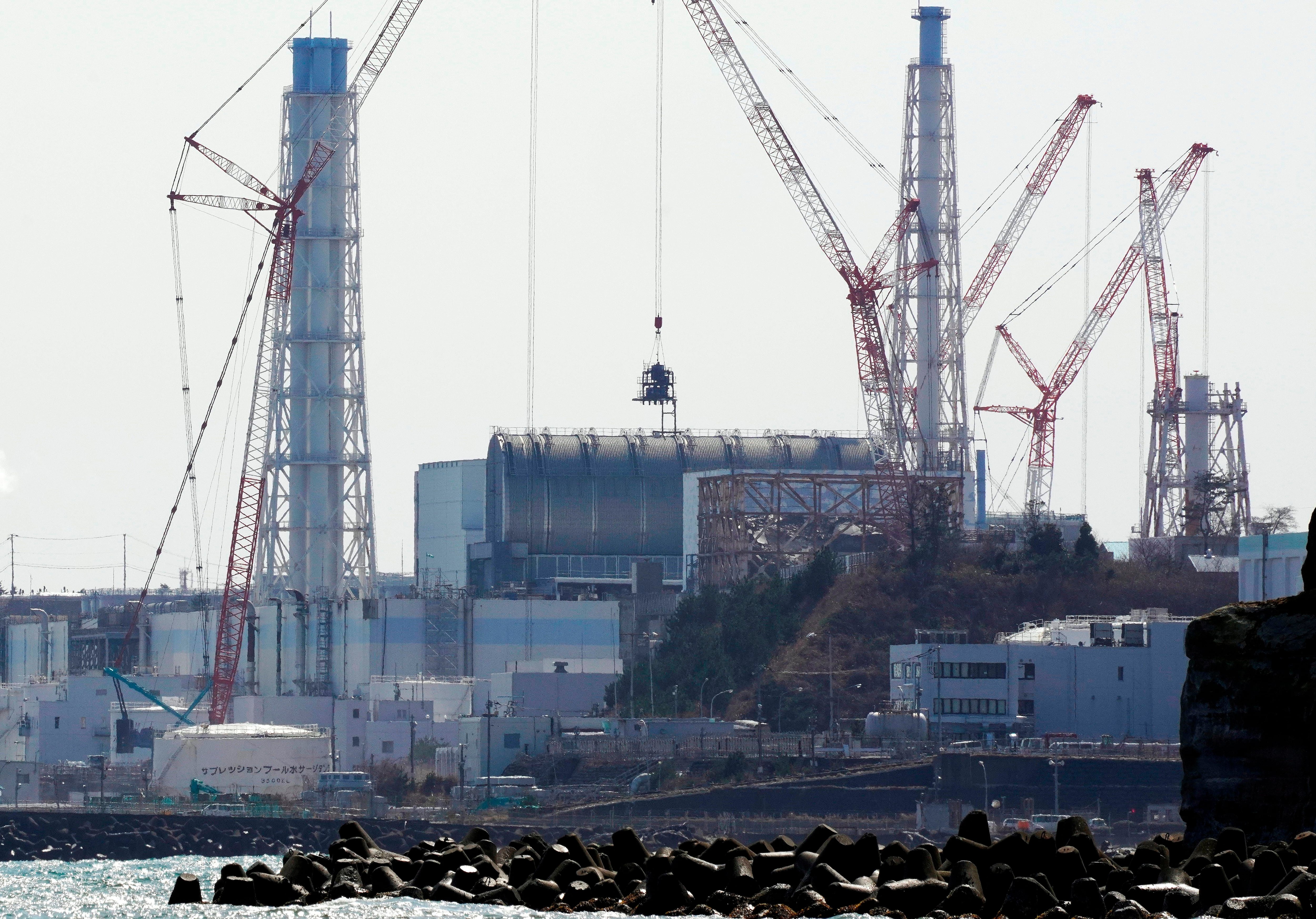 Vista de la Central Nuclear de Fukushima Daiichi de Tokyo Electrical Power Company (TEPCO) en proceso de desmantelamiento, vista desde Namie, prefectura de Fukushima, Japón, el 11 de marzo de 2021. El 13 de abril de 2021, el gobierno japonés decidió oficialmente liberar al océano agua tratada que contenía tritio de la paralizada central nuclear de Fukushima Daiichi. EFE/EPA/KIMIMASA MAYAMA
