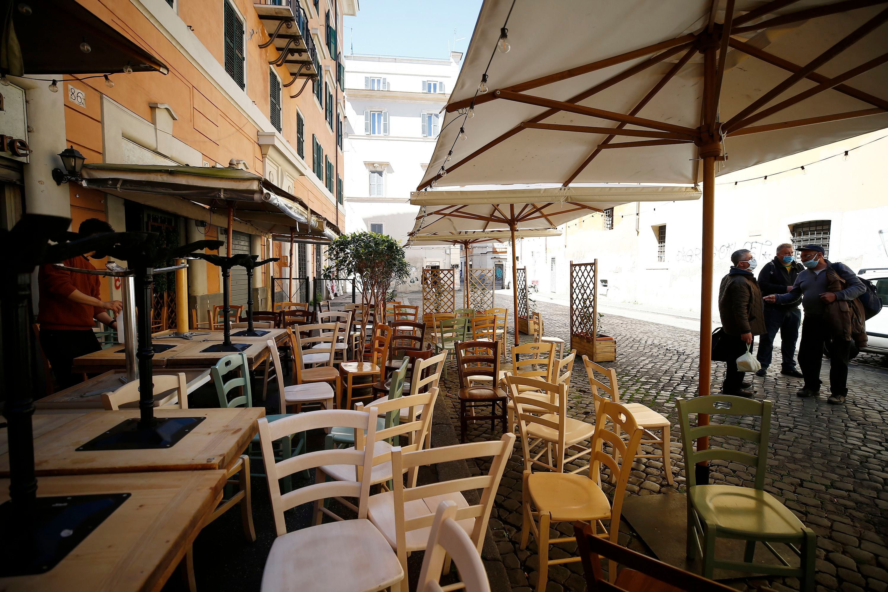 Sillas y mesas preparadas ante un restaurante antes de la reapertura el lunes tras el levantamiento de las restricciones de COVID-19 en Roma, el viernes 23 de abril de 2021. (Cecilia Fabiano/LaPresse via AP)