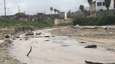 Playa centro de Rosarito tiene basura tras lluvias