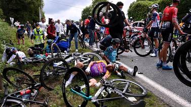 Tour de Francia: Detienen a espectadora que provocó caída masiva