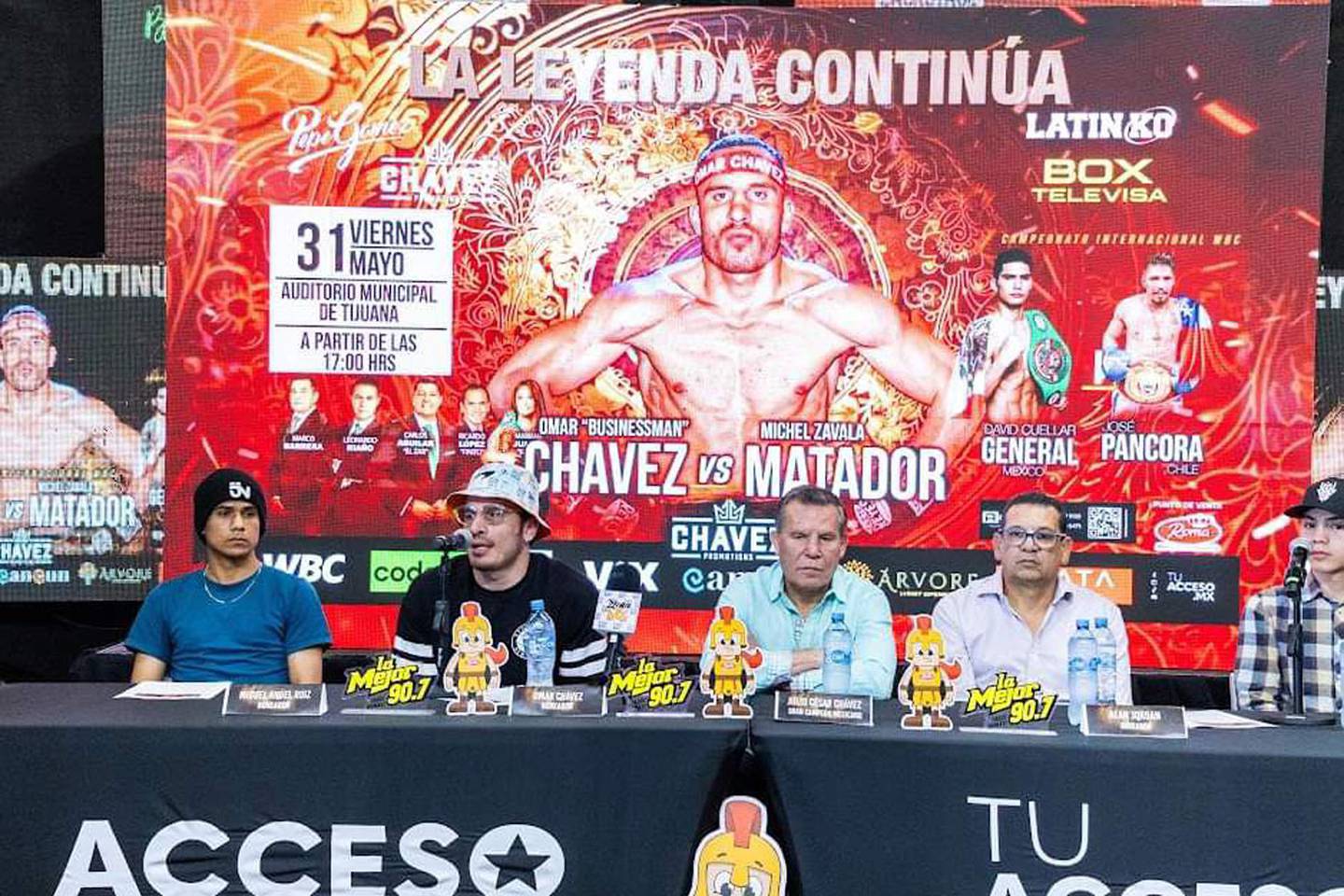 Miguel Ángel Ruiz, Omar Chávez y Julio César Chávez en la conferencia de prensa de presentación que se ofreció este miércoles en Tijuana.