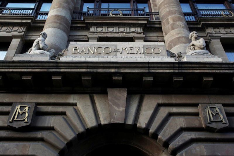 Imagen de archivo de logo del banco central mexicano, en su edificio en el centro de Ciudad de México. 28 de febrero de 2019. REUTERS / Daniel Becerril