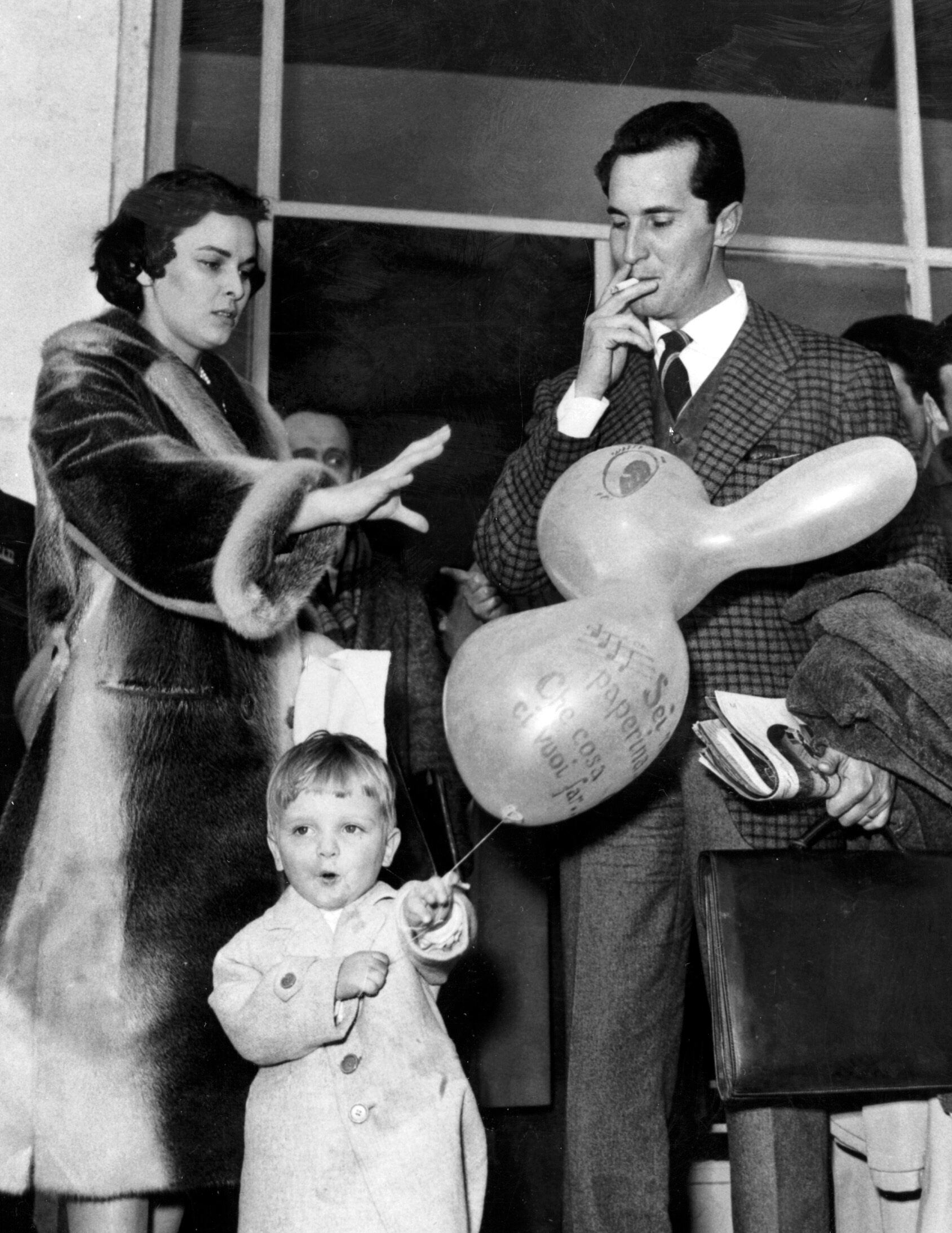 El torero español Luis Miguel Dominguín, su esposa, la actriz italiana Lucía Bosé, y su hijo Miguel Bosé, en el aeropuerto de Roma en 1958. EFE
