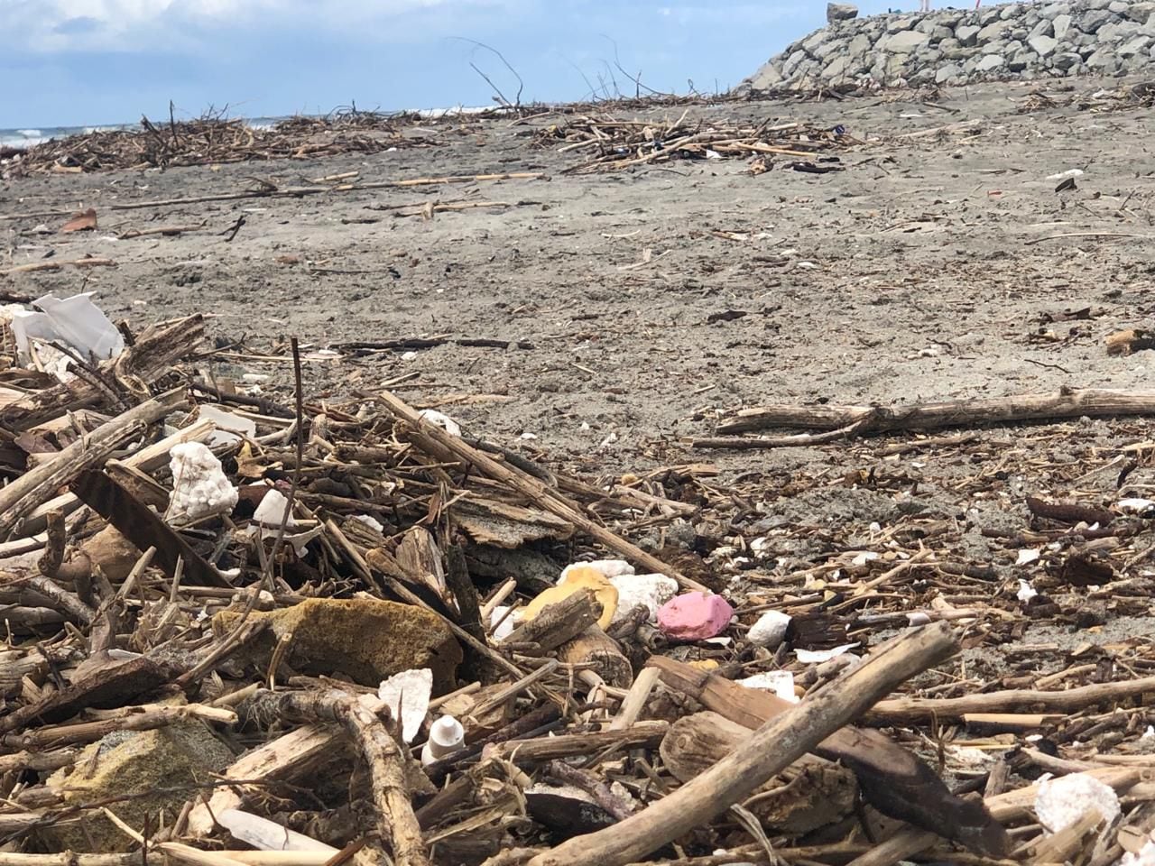 Playa centro de Rosarito tiene basura tras lluvias