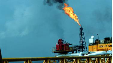Petróleo inicia semana con pérdidas de casi 2 dólares luego del acuerdo de la OPEP+