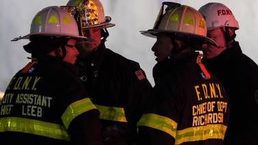 Nueva York: Choque de camión cargado de gasolina causa incendio y deja tres bomberos lesionados