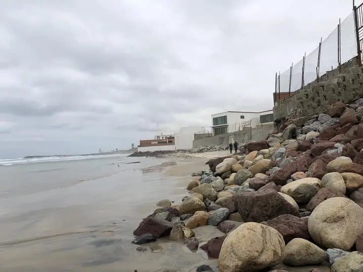 Localizan a presunto indigente sin vida en playa de Rosarito