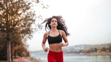 ¿Correr o caminar? Descubre cuál de estos ejercicios quema más grasa en un kilómetro