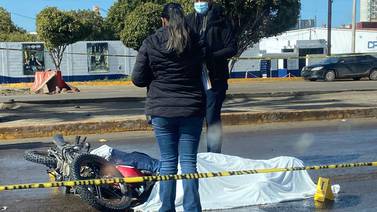 Muere motociclista tras impactar a peatón en El Sauzal