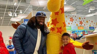 50 Cent paga casi 2 millones de pesos por rentar tienda de juguetes para su hijo