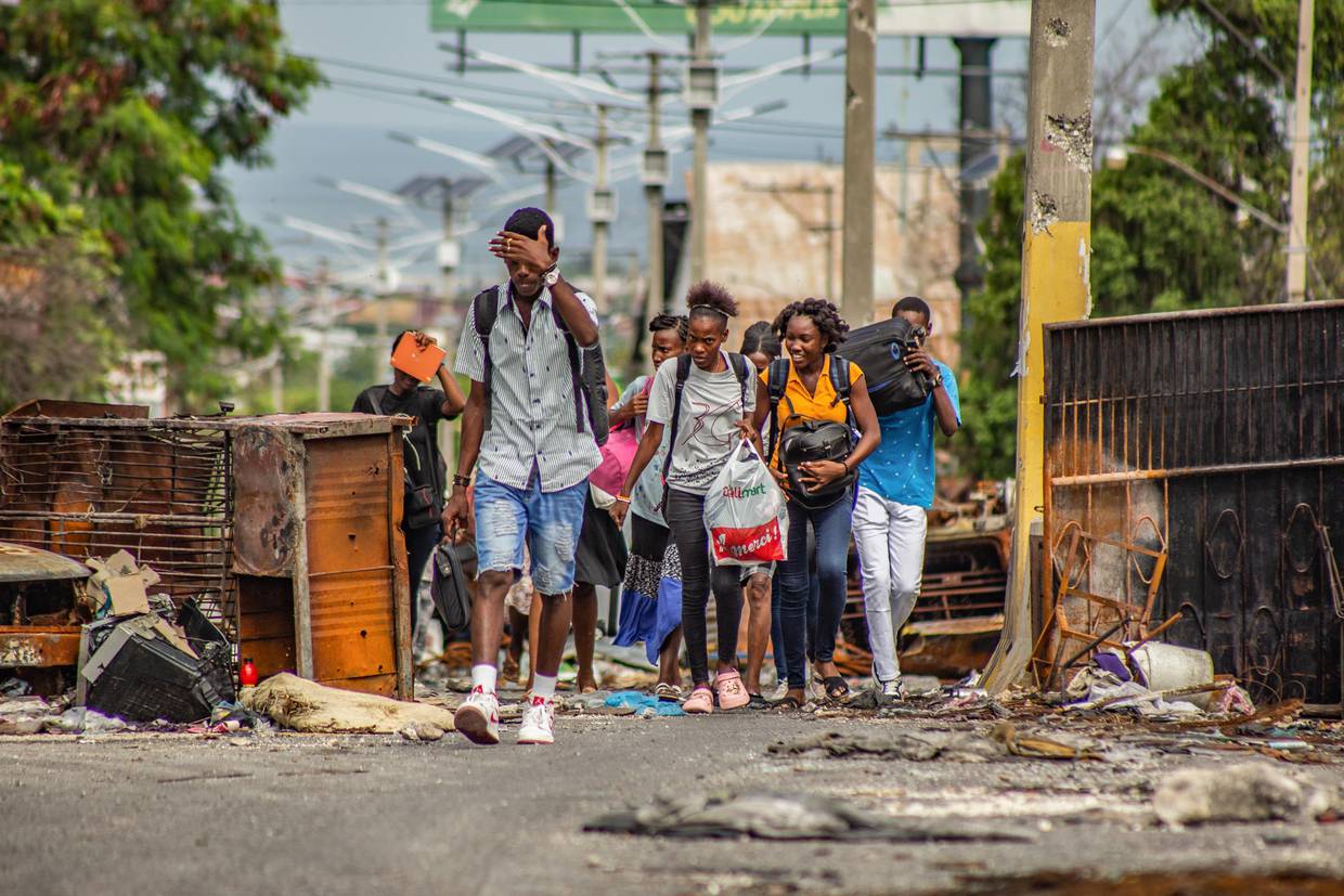 Personas huyen de sus hogares después de un ataque de bandas armadas en el sector de Delmas 22 este jueves, en Puerto Príncipe (Haití). EFE/ Mentor David Lorens