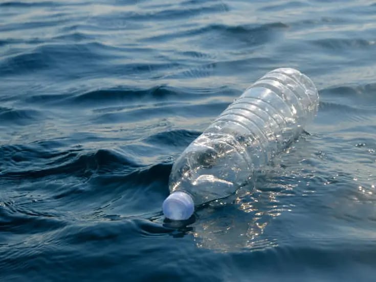 Las botellas de plástico ya no se hundirán en el mar con este invento español  