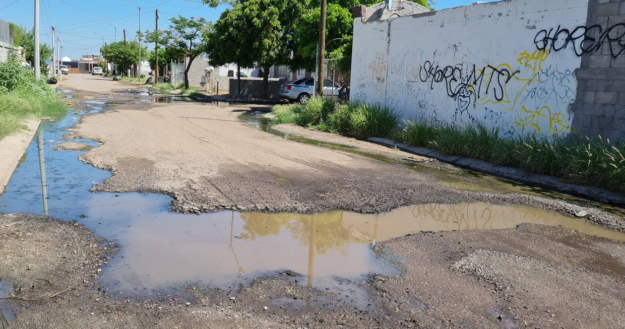 Aunque trabajadores de Agua de Hermosillo acuden y destapan, solamente tres días dura limpia la intersección, comentan residentes. FOTO: BANCO DIGITAL