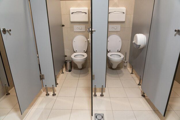 Las puertas de casi todos los baños públicos siemrpe tienen una brecha del suelo.