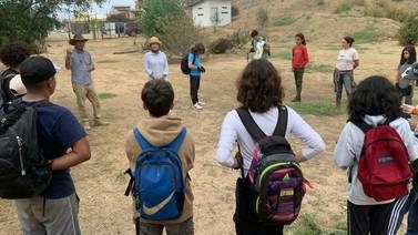 Adolescentes construyen sendero escolar en El Sauzal