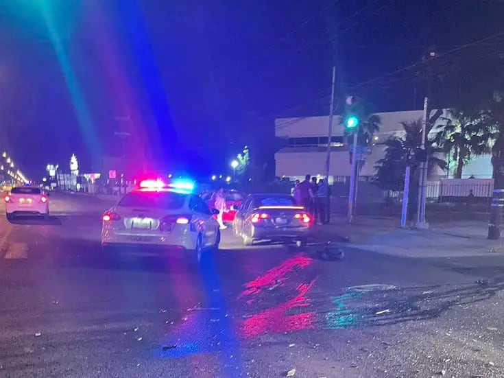 Conductor no respeta el semáforo en rojo e impactó otro vehículo