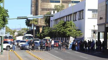 Concesionarios de transporte público bloquean tránsito en avenida Rosales en Hermosillo
