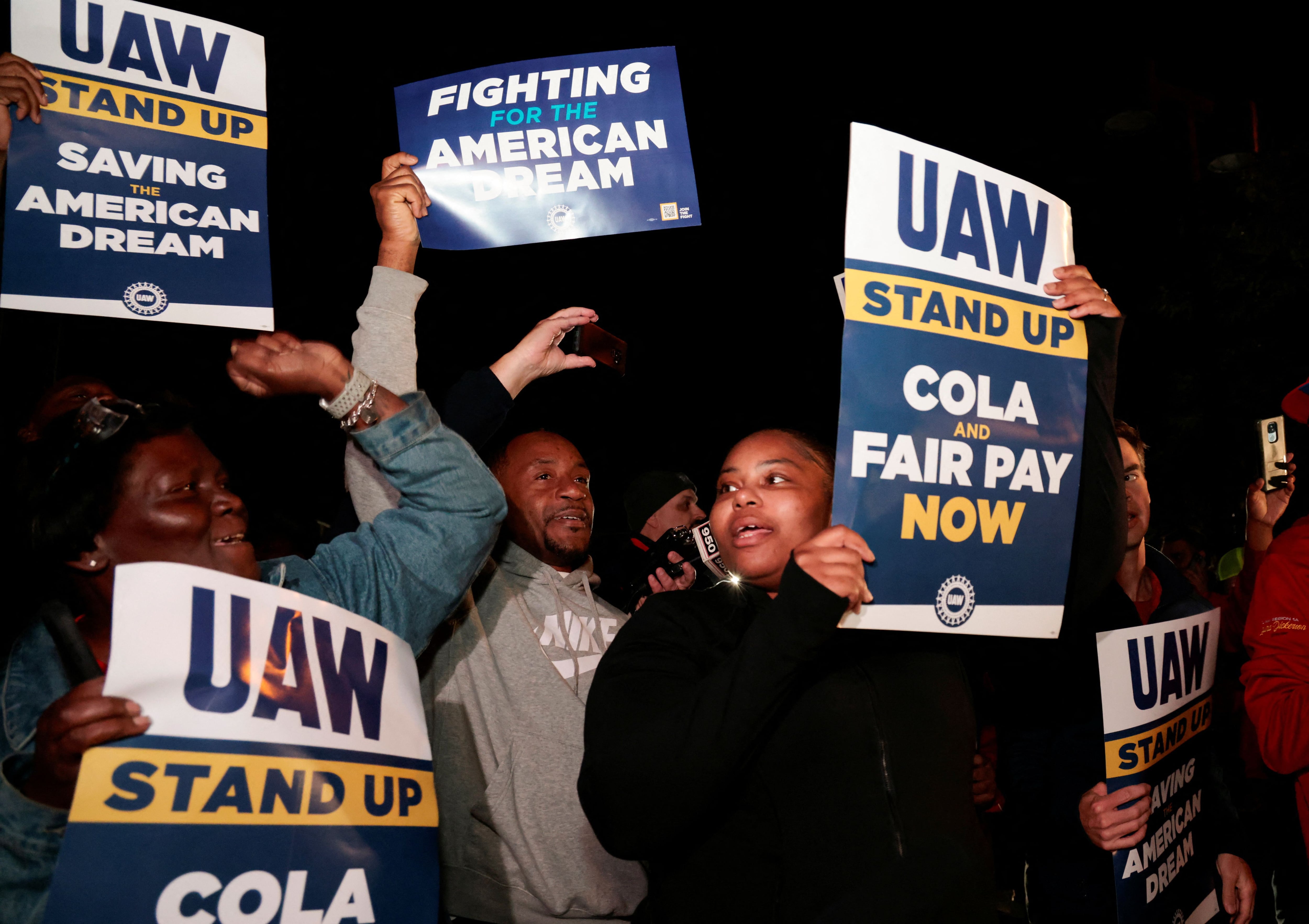 United Auto Workers sostienen carteles de huelga justo enfrente de la planta de montaje de Ford Michigan en Wayne, Michigan, Estados Unidos. 15 de septiembre, 2023. REUTERS/Rebecca Cook