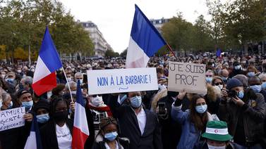 "Jes suis prof": Miles de franceses salen a protestar contra el terrorismo tras decapitación de profesor