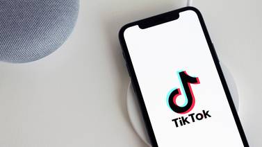 Piden a TikTok retirar videos de retos virales riesgosos