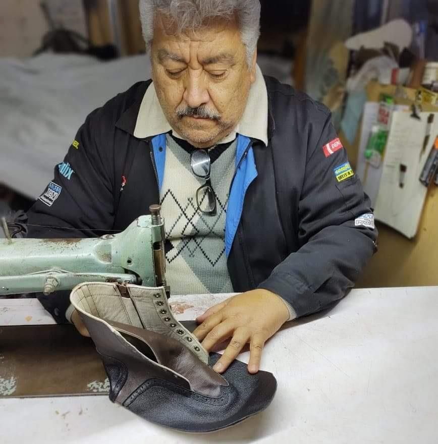 A sus 59 años, Miguel Ángel Neri es uno de los pocos fabricantes de calzado artesanal que hay en Tijuana, pero ha tenido que adaptarse a diferentes situaciones y en familia consolidaron una marca.
