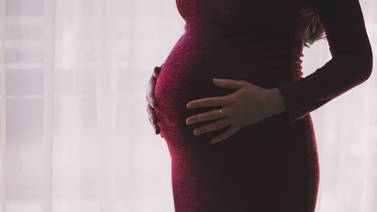 Primeros auxilios: Policía municipal ayuda a mujer embarazada en incidente vial