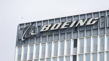 CEO de Boeing renuncia a su puesto tras incidente de Alaska Airlines