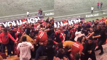 Aficionados de Xolos y Pumas protagonizan pelea en apenas la jornada 1 de Liga MX (VIDEO)