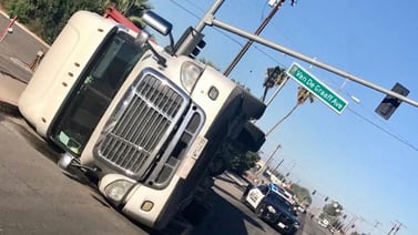 Volcadura de camión provoca cierre de calle en Calexico 
