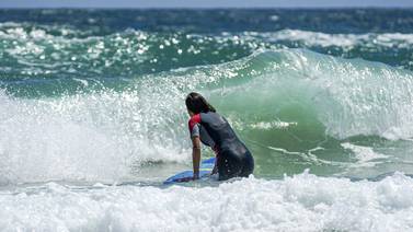 Muere surfista al caerle un rayo mientras entrenaba para clasificación olímpica