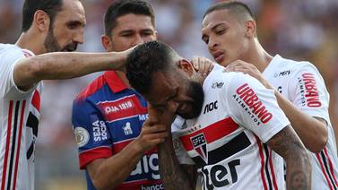 Enjambre de avispas aparece en partido en Brasil, atacan a Dani Alves