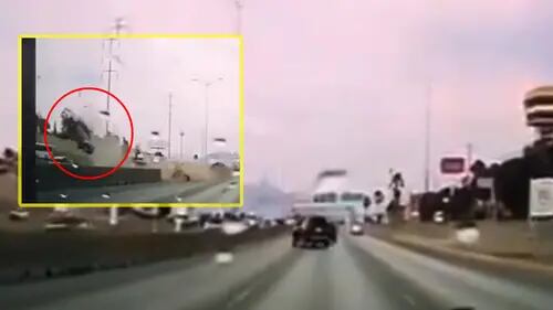 VIDEO: Auto vuelca y sale “volando” en aparatoso accidente