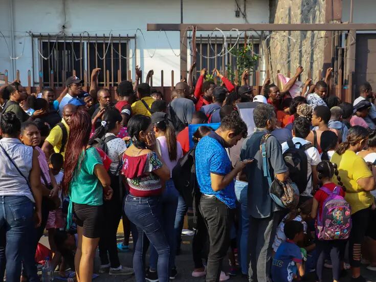 Miles de migrantes abarrotan oficinas de ayuda en la frontera sur de México  