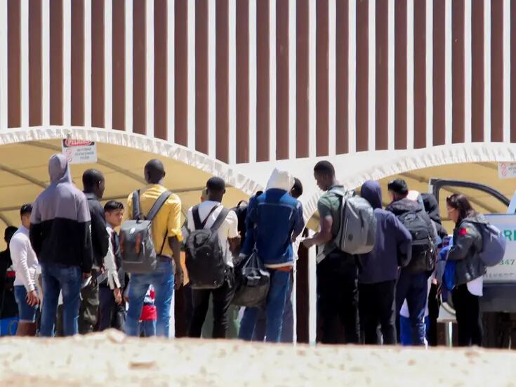 Advierten a migrantes de riesgos por no usar la app CBP One