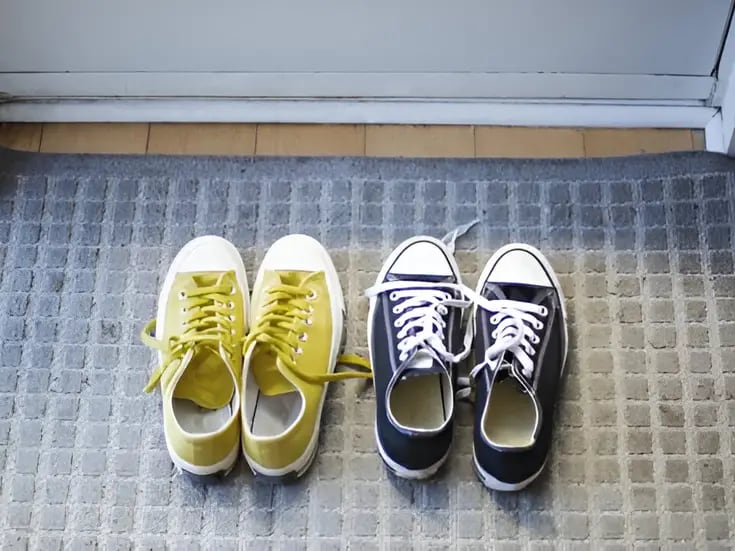 ¿De dónde viene la tradición de quitarse los zapatos antes de entrar a una casa?