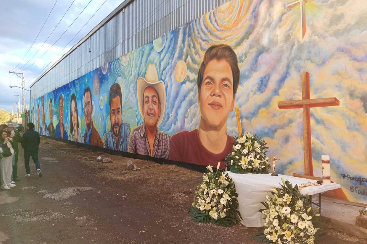 Develan y bendicen mural en honor a víctimas de Salvatierra. // Foto: Especial/El Universal