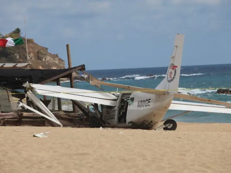 VIDEO: Se desploma avioneta de paracaidismo en Oaxaca y mata a turista en la playa