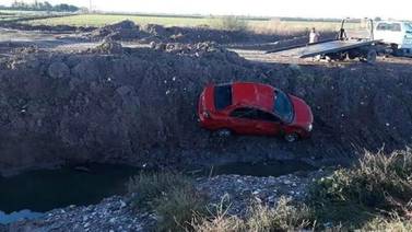 Encuentran auto volcado y abandonado en dren de Obregón