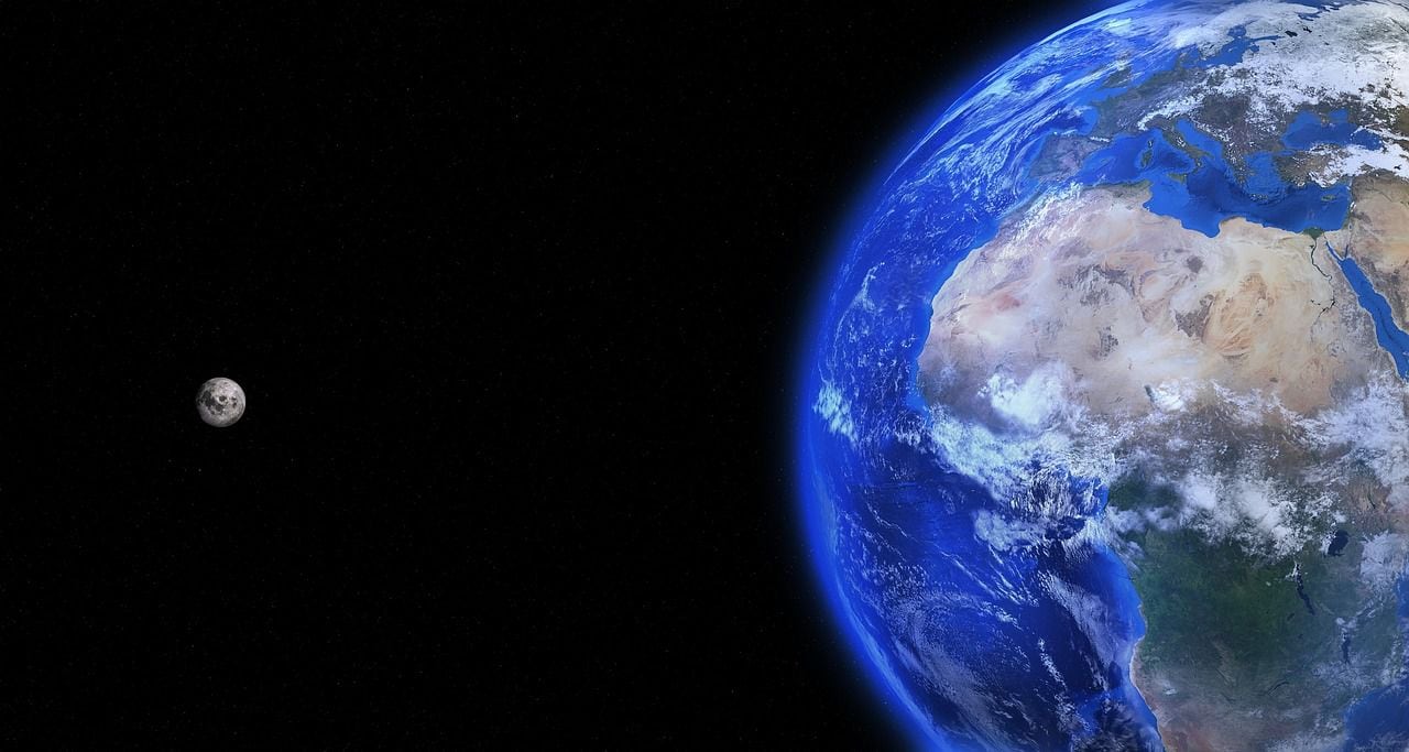 Fotografía de la Tierra y la Luna vista desde el espacio. Foto: Pixabay
