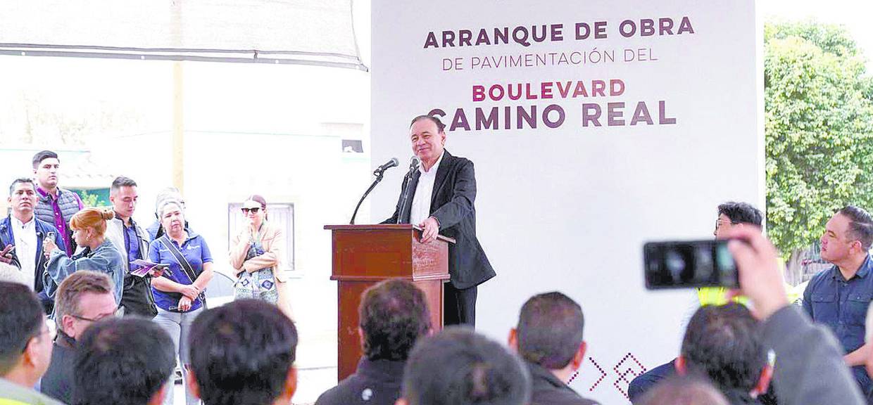 El gobernador Alfonso Durazo Montaño inició ayer la pavimentación del bulevar Camino Real en Ciudad Obregón.