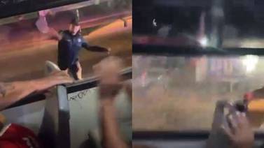 VIDEO: Casi cien aficionados de las Chivas son detenidos tras fuerte riña fuera del estadio Akron; captan a policía tirando piedras