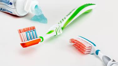 ¿Se debe enjuagar después de cepillarse los dientes?