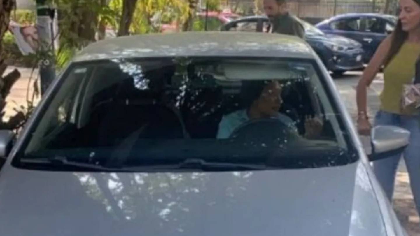 Dos individuos en un auto gris fueron sorprendidos ‘espiando’ la casa de campaña de Xóchitl Gálvez en la Ciudad de México. Foto: Redes Sociales