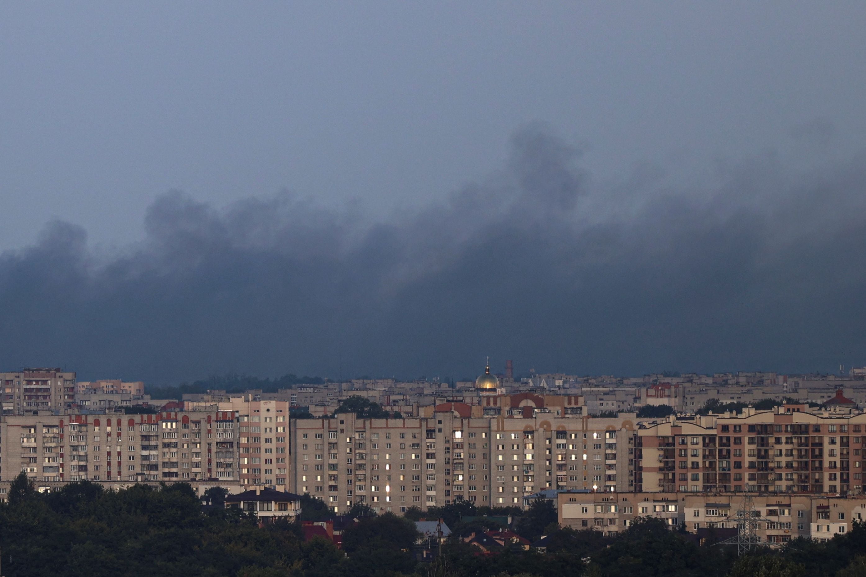 Foto de archivo de humo sobre edificios de departamentos tras un ataque ruso con drones en Leópolis 
Sep 19, 2023. REUTERS/Stringer/